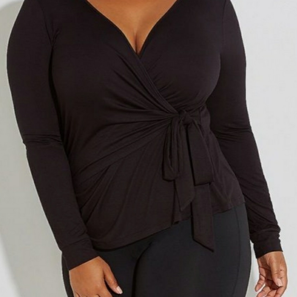 Livi Active wrap shirt in Black size 18/20